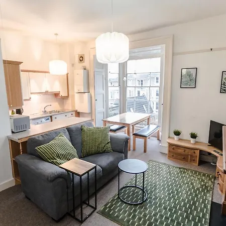 October Disc - Long - Contractors Apartman Bristol