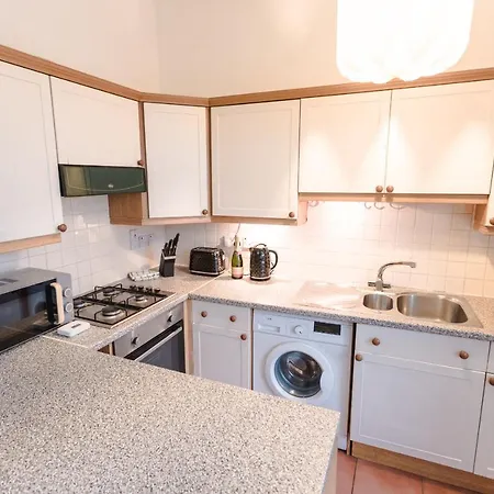 October Disc - Long - Contractors Apartman Bristol