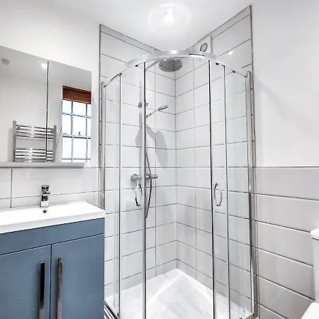 October Disc - Long - Contractors Apartman Bristol