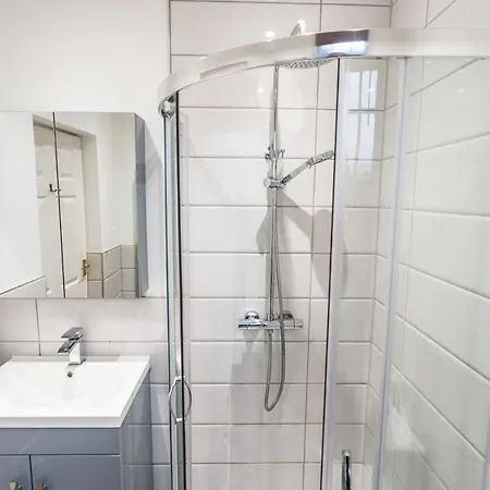 October Disc - Long - Contractors Apartman Bristol