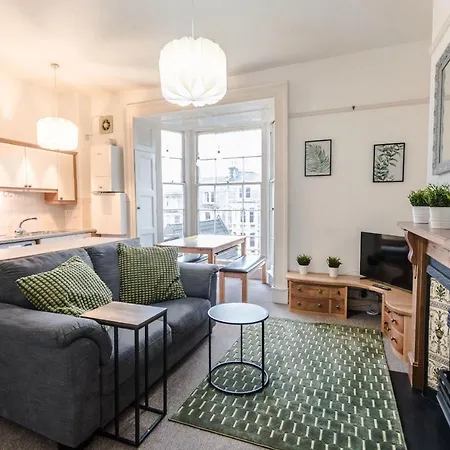 October Disc - Long - Contractors Apartment